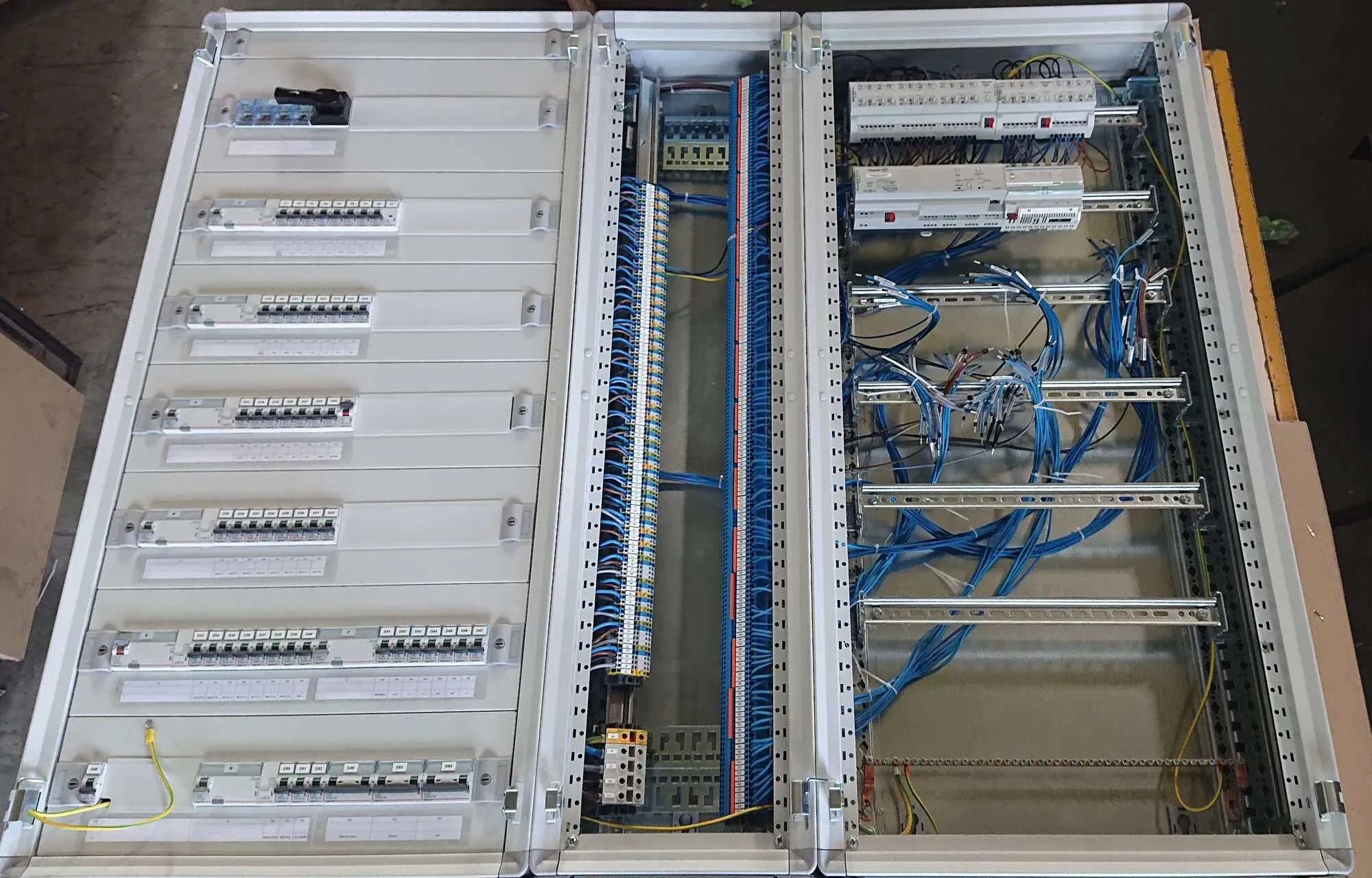 montage câblage découpe et intégration de boîtiers coffrets