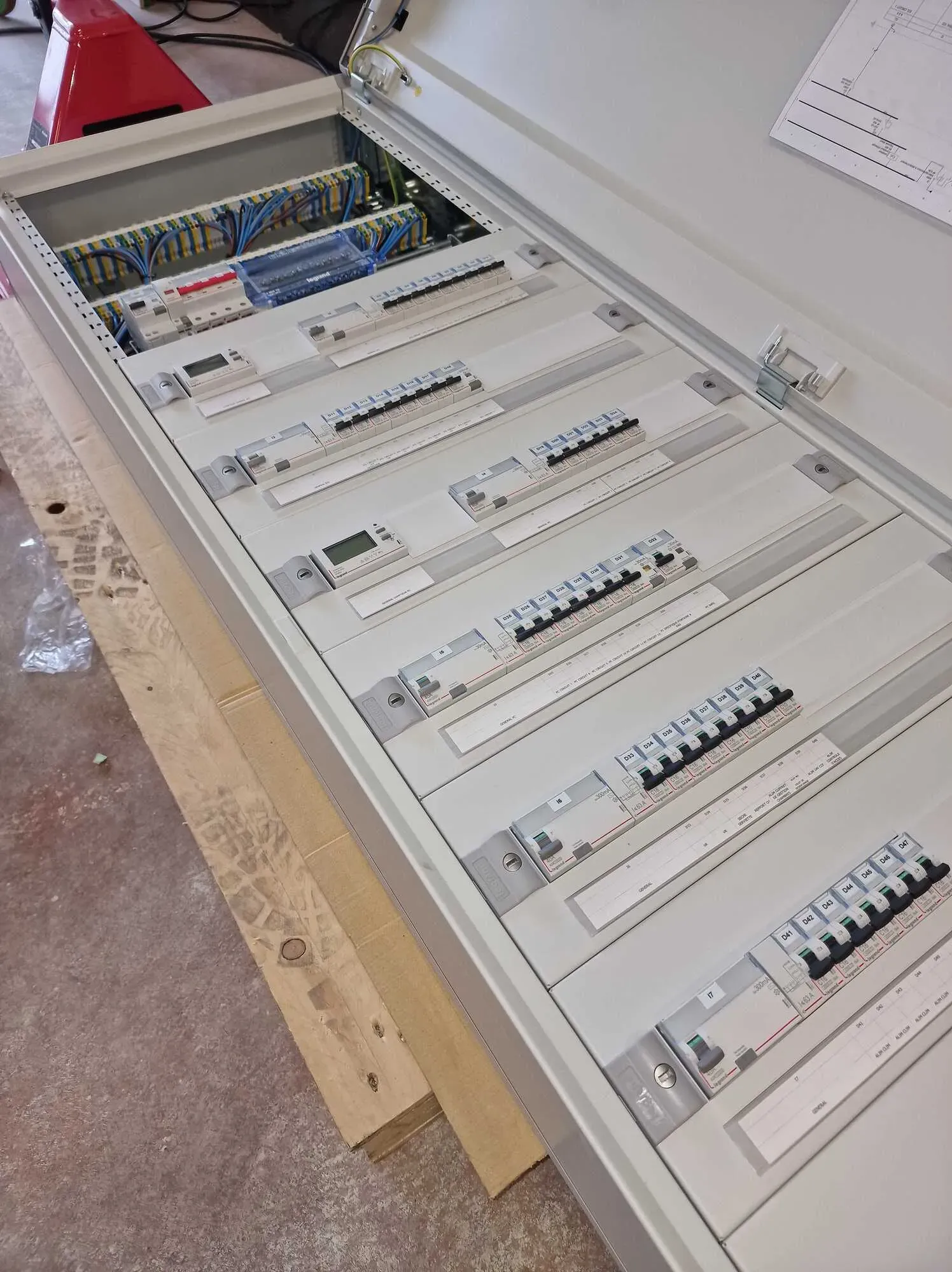 montage câblage découpe et intégration de boîtiers coffrets